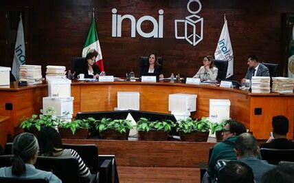 La desaparición de organismos autónomos en México busca reducir gastos, pero genera debate sobre el impacto en transparencia y democracia.