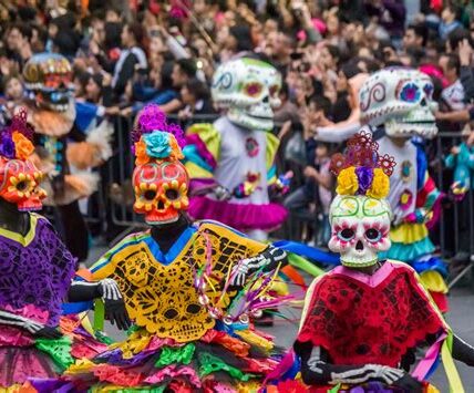 El vibrante desfile del Día de Muertos en CDMX fusiona tradición y modernidad, reuniendo a millones en una celebración cultural única y emotiva.