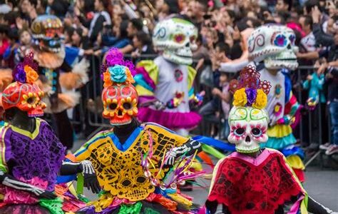 El vibrante desfile del Día de Muertos en CDMX fusiona tradición y modernidad, reuniendo a millones en una celebración cultural única y emotiva.