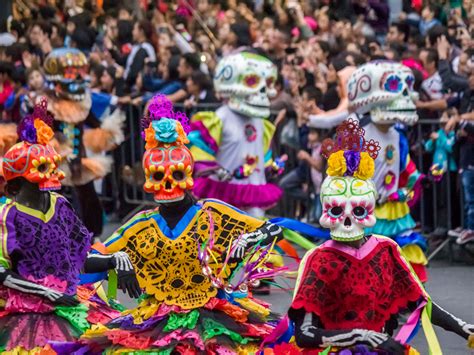 El vibrante desfile del Día de Muertos en CDMX fusiona tradición y modernidad, reuniendo a millones en una celebración cultural única y emotiva.