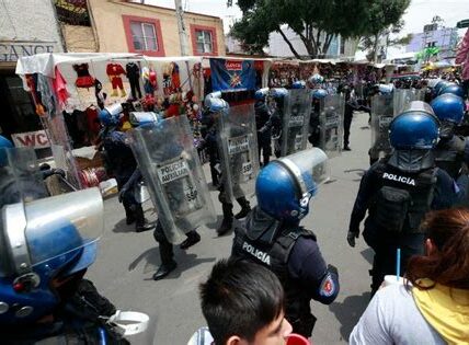 Diputadas apoyan a microempresarios de Tepito desfilando en quinceañeras, promoviendo la resiliencia y esperanza económica ante la crisis pospandemia.