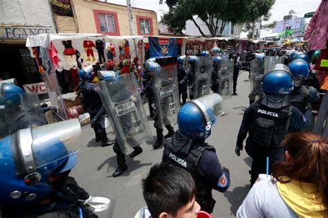 Diputadas apoyan a microempresarios de Tepito desfilando en quinceañeras, promoviendo la resiliencia y esperanza económica ante la crisis pospandemia.