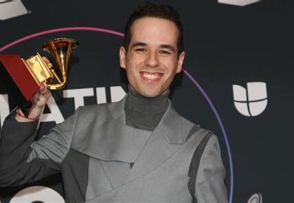 Édgar Barrera, Compositor del Año en los Latin Grammy 2023, transforma emociones en éxitos musicales, marcando la música latina con su talento inigualable.