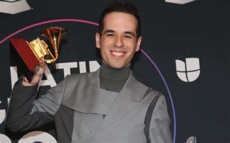 Édgar Barrera, Compositor del Año en los Latin Grammy 2023, transforma emociones en éxitos musicales, marcando la música latina con su talento inigualable.