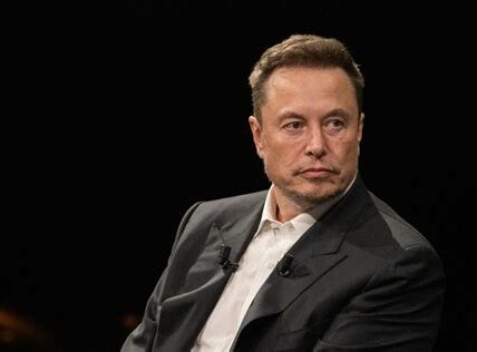 Elon Musk apoya a Trump para 2024, argumentando que su experiencia es clave ante desafíos económicos. Además, llama a controlar tasas de interés para impulsar innovación.