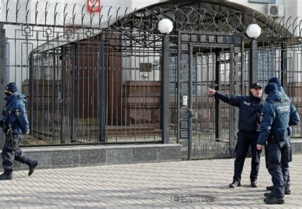 Las embajadas priorizan la seguridad ante posibles conflictos en Ucrania; cierres temporales y evacuaciones refuerzan la precaución internacional. Prioriza seguridad personal y sigue recomendaciones oficiales.