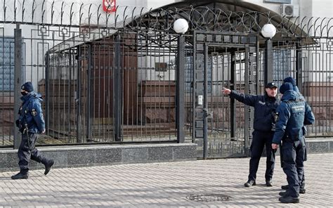 Las embajadas priorizan la seguridad ante posibles conflictos en Ucrania; cierres temporales y evacuaciones refuerzan la precaución internacional. Prioriza seguridad personal y sigue recomendaciones oficiales.