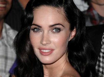 Megan Fox espera su cuarto hijo, marcando una nueva etapa familiar junto a Machine Gun Kelly. La actriz prioriza el bienestar de sus hijos y su carrera en el cine.