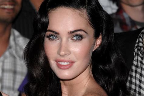 Megan Fox espera su cuarto hijo, marcando una nueva etapa familiar junto a Machine Gun Kelly. La actriz prioriza el bienestar de sus hijos y su carrera en el cine.