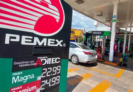 Pemex enfrenta pérdidas por prácticas fraudulentas de un proveedor clave, afectando la economía nacional. Urge reforzar controles para evitar futuros escándalos y asegurar transparencia.