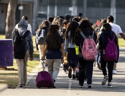 Las escuelas en EE.UU. trabajan arduamente para proteger a estudiantes indocumentados, enfrentando desafíos y garantizando un entorno seguro para toda la comunidad educativa.