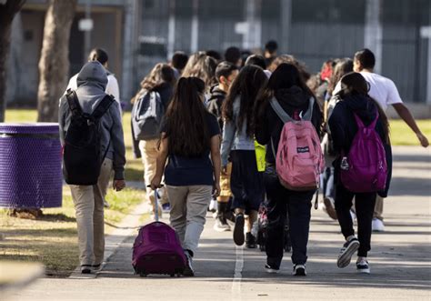 Las escuelas en EE.UU. trabajan arduamente para proteger a estudiantes indocumentados, enfrentando desafíos y garantizando un entorno seguro para toda la comunidad educativa.