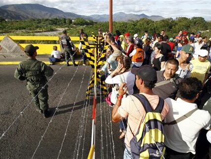 Israel y Hezbolá enfrentan tensiones crecientes; negocian un posible alto el fuego ante la escalada de conflictos en la frontera norte, buscando estabilizar la región.