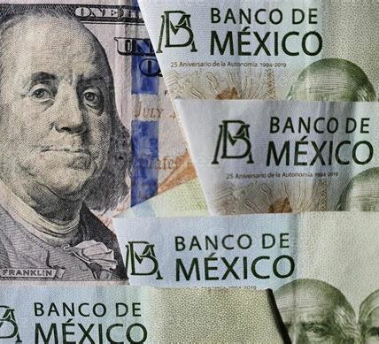 El dólar bajó a 20.09 pesos, influenciado por datos de EE.UU. y políticas de la Reserva Federal, creando incertidumbre en los mercados.