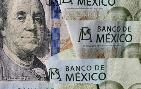 El dólar bajó a 20.09 pesos, influenciado por datos de EE.UU. y políticas de la Reserva Federal, creando incertidumbre en los mercados.