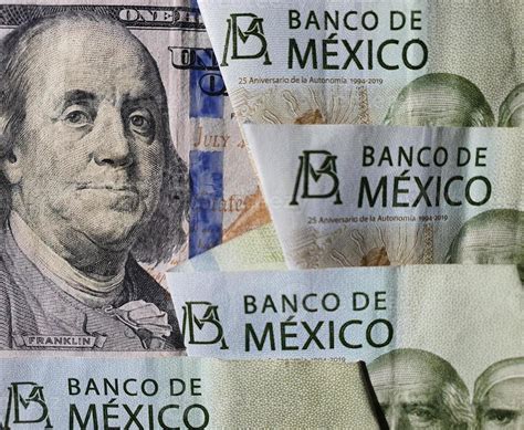 El dólar bajó a 20.09 pesos, influenciado por datos de EE.UU. y políticas de la Reserva Federal, creando incertidumbre en los mercados.