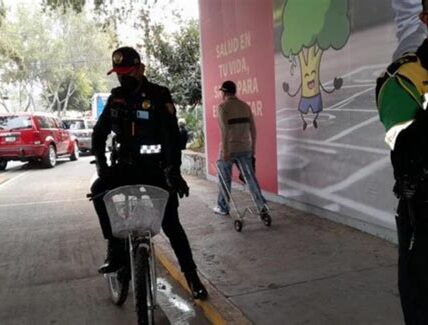 Los "franeleros" exigen dinero por estacionarse en espacios públicos, afectando la convivencia urbana. La alcaldía trabaja en medidas para combatir esta extorsión.