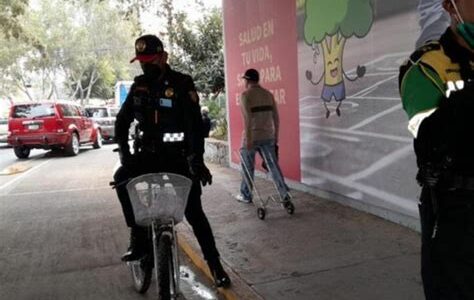 Los "franeleros" exigen dinero por estacionarse en espacios públicos, afectando la convivencia urbana. La alcaldía trabaja en medidas para combatir esta extorsión.