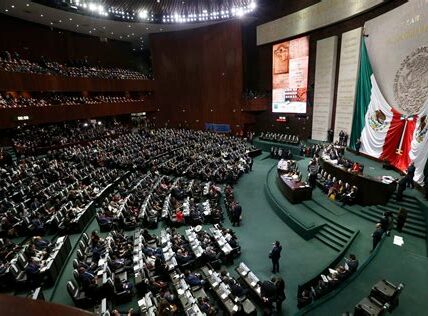 Tensión política en la Cámara: Fernández Noroña acusa a Creel de imparcialidad, desatando un acalorado debate sobre equidad y manejo del poder. La división sigue latente.