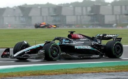 George Russell consigue la pole en Las Vegas, destacando el desempeño de Mercedes ante Red Bull. Una carrera emocionante nos espera con Russell al frente.