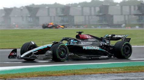 George Russell consigue la pole en Las Vegas, destacando el desempeño de Mercedes ante Red Bull. Una carrera emocionante nos espera con Russell al frente.