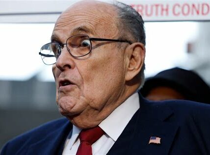 Rudy Giuliani enfrenta acusaciones de ocultar activos mientras lucha por demostrar su inocencia en medio de desafíos legales y financieros.