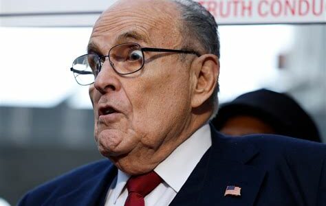 Rudy Giuliani enfrenta acusaciones de ocultar activos mientras lucha por demostrar su inocencia en medio de desafíos legales y financieros.