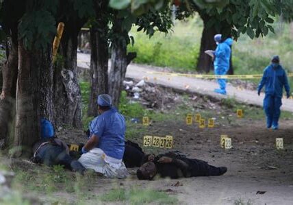 La Fiscalía de Guerrero intensifica acciones tras trágica masacre en Coyuca de Benítez; familiares exigen justicia y resultados concretos contra la violencia.