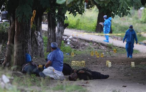 La Fiscalía de Guerrero intensifica acciones tras trágica masacre en Coyuca de Benítez; familiares exigen justicia y resultados concretos contra la violencia.