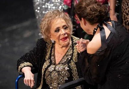 Silvia Pinal, legendaria del cine mexicano, será honrada en Bellas Artes, destacando su legado inigualable en cine, teatro y televisión. Una celebración de siete décadas de talento.