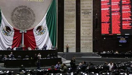 La Cuarta Transformación está reestructurando México eliminando organismos para optimizar recursos, pero genera debate sobre transparencia y eficiencia gubernamental.