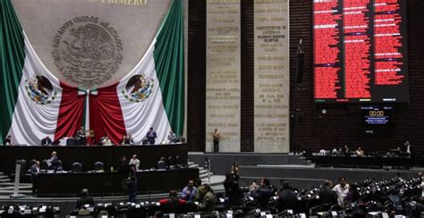 La Cuarta Transformación está reestructurando México eliminando organismos para optimizar recursos, pero genera debate sobre transparencia y eficiencia gubernamental.