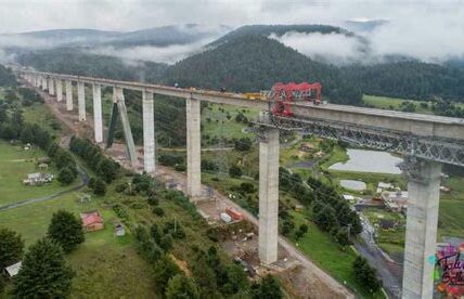 Obras del Tren Interurbano en Santa Fe han aumentado baches y dañado vehículos, elevando costos y preocupaciones de seguridad vial; urgen soluciones inmediatas.