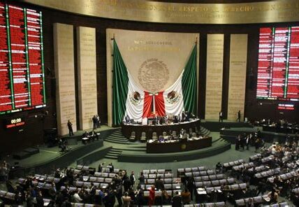 La invalidez de reformas del Congreso por la Suprema Corte desata un intenso debate sobre la constitucionalidad y el equilibrio de poder en México.