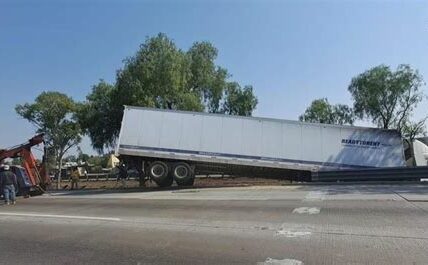 El aumento del tráfico pesado en la autopista México-Querétaro provoca mayores tiempos de viaje, deterioro vial y más accidentes. Autoridades buscan soluciones para mejorar la situación.