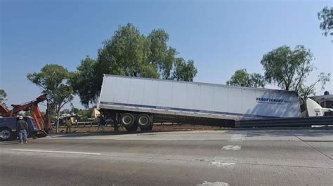 El aumento del tráfico pesado en la autopista México-Querétaro provoca mayores tiempos de viaje, deterioro vial y más accidentes. Autoridades buscan soluciones para mejorar la situación.