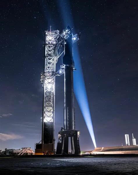 El lanzamiento del Starship de SpaceX une tecnología y política, con Trump presente, marcando un hito en exploración espacial y potencial impacto electoral en 2024.