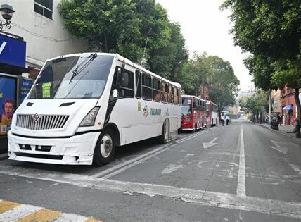 Accidente en Estado de México: Mujer invade carril del Mexibús, choca y muere, generando retrasos significativos. Autoridades investigan causas y piden respeto a normas viales.