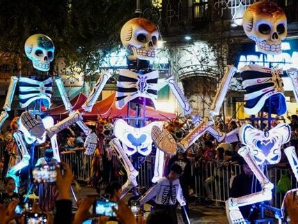 Experimenta el Día de Muertos desde las alturas con el Cablebús, disfrutando de paisajes espectaculares y una movilidad eficiente en la Ciudad de México.