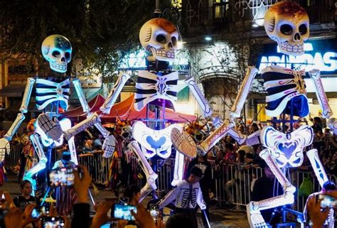 Experimenta el Día de Muertos desde las alturas con el Cablebús, disfrutando de paisajes espectaculares y una movilidad eficiente en la Ciudad de México.