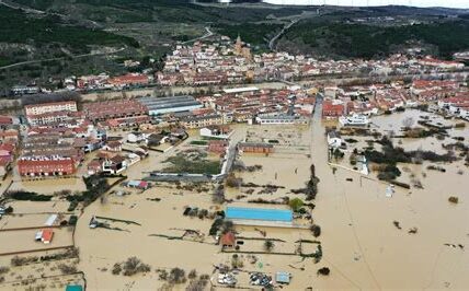 Miles de efectivos trabajan sin descanso para rescatar y proteger a las comunidades afectadas por las inundaciones en España; el compromiso y la solidaridad son cruciales.