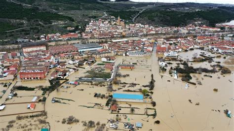 Miles de efectivos trabajan sin descanso para rescatar y proteger a las comunidades afectadas por las inundaciones en España; el compromiso y la solidaridad son cruciales.