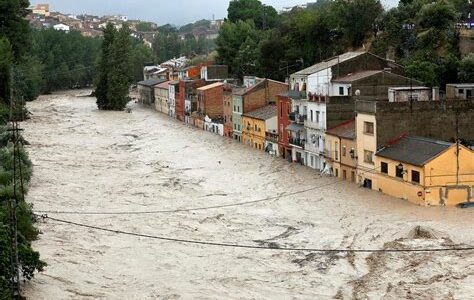 Residencias arrasadas y caos en carreteras tras devastadoras inundaciones en el sureste de España. Solidaridad y esfuerzos conjuntos son clave para la reconstrucción comunitaria.