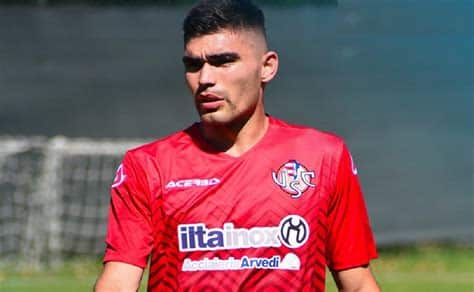 Johan Vásquez, defensor del Genoa, queda fuera del Tri por lesión. FMF busca alternativas para mantener la defensa sólida. A seguir atentos a los cambios.