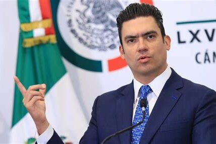 Jorge Romero enfrenta la controversia tras su elección como líder del PAN en CDMX, prometiendo transparencia y lucha contra la corrupción.