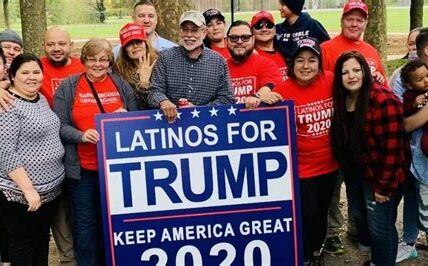 Jóvenes latinos y negros votaron por Trump debido a percepciones económicas, desilusión con demócratas y preocupaciones de seguridad. Las redes sociales fueron clave en su estrategia.