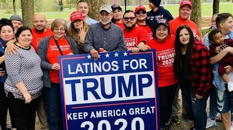 Jóvenes latinos y negros votaron por Trump debido a percepciones económicas, desilusión con demócratas y preocupaciones de seguridad. Las redes sociales fueron clave en su estrategia.