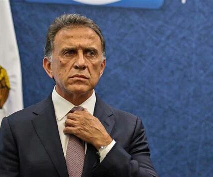 Un juez anula orden de arresto contra Yunes Linares por falta de pruebas, fortaleciendo su confianza en el sistema judicial y dividiendo la opinión pública.