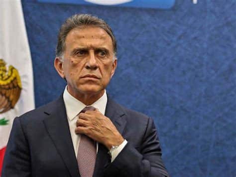 Un juez anula orden de arresto contra Yunes Linares por falta de pruebas, fortaleciendo su confianza en el sistema judicial y dividiendo la opinión pública.