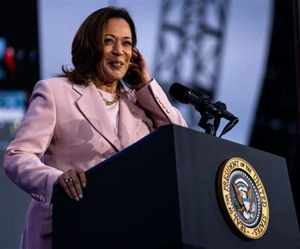 Kamala Harris felicita a Donald Trump en un gesto inesperado de reconciliación, destacando la importancia de la unidad política en tiempos de desafíos significativos.